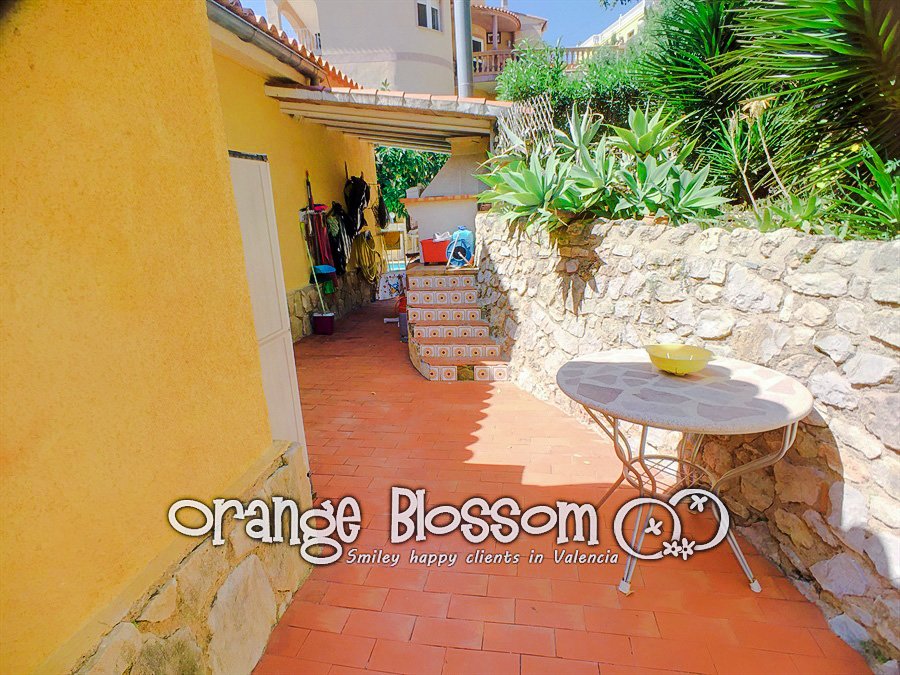 Charming country cottage style villa ideally located close to Gandia, only minutes from 11km of pristine, award-winning golden sandy beaches.