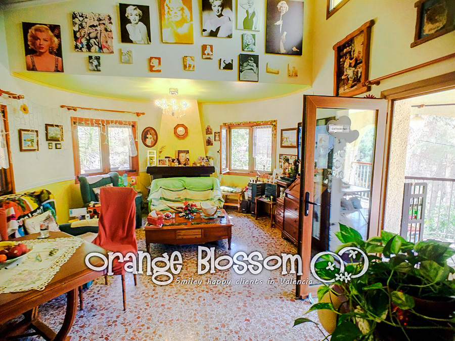 Charming country cottage style villa ideally located close to Gandia, only minutes from 11km of pristine, award-winning golden sandy beaches.