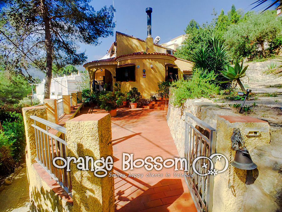 Charming country cottage style villa ideally located close to Gandia, only minutes from 11km of pristine, award-winning golden sandy beaches.