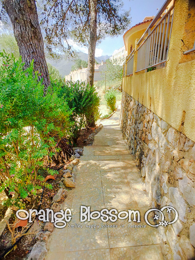 Charming country cottage style villa ideally located close to Gandia, only minutes from 11km of pristine, award-winning golden sandy beaches.