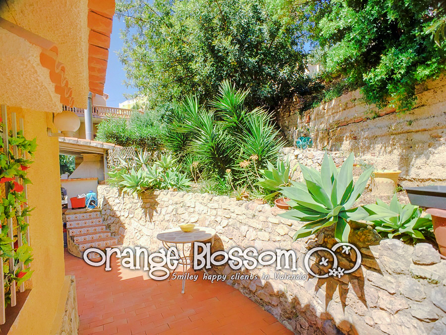 Charming country cottage style villa ideally located close to Gandia, only minutes from 11km of pristine, award-winning golden sandy beaches.