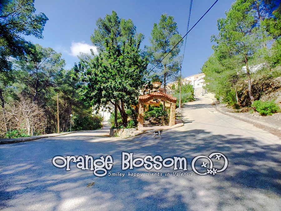 Charming country cottage style villa ideally located close to Gandia, only minutes from 11km of pristine, award-winning golden sandy beaches.