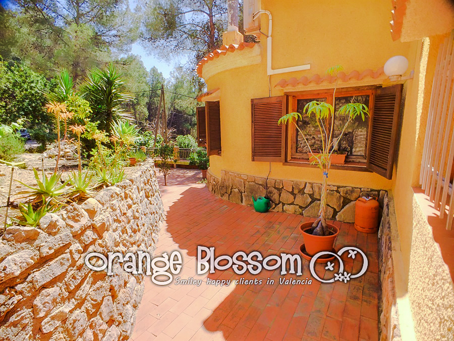 Charming country cottage style villa ideally located close to Gandia, only minutes from 11km of pristine, award-winning golden sandy beaches.