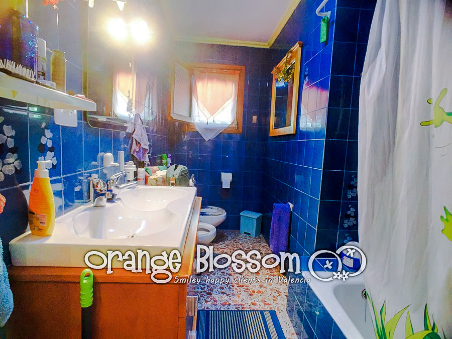 Charming country cottage style villa ideally located close to Gandia, only minutes from 11km of pristine, award-winning golden sandy beaches.