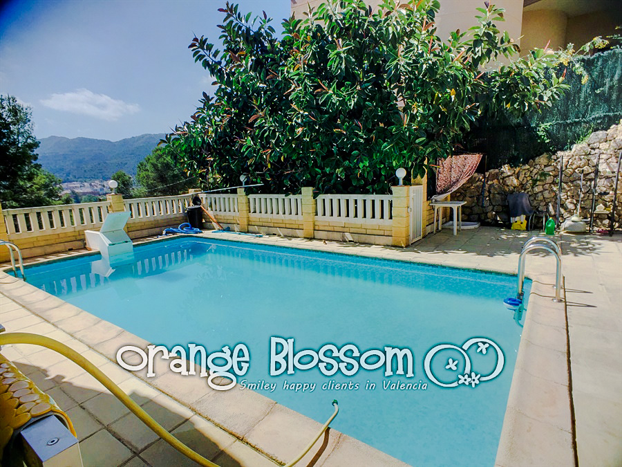 Charming country cottage style villa ideally located close to Gandia, only minutes from 11km of pristine, award-winning golden sandy beaches.