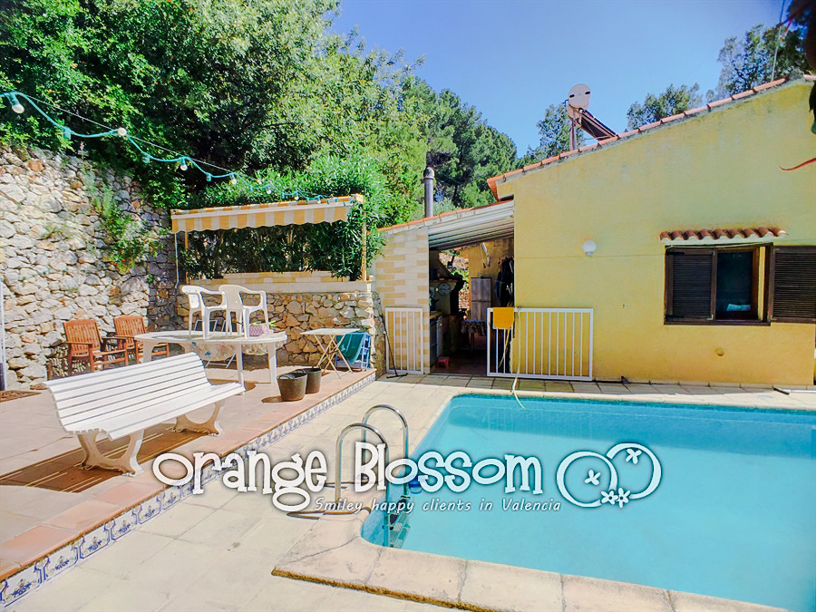 Charming country cottage style villa ideally located close to Gandia, only minutes from 11km of pristine, award-winning golden sandy beaches.