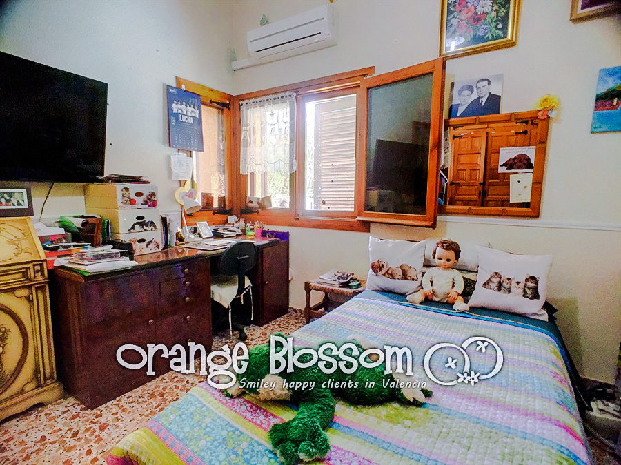 Charming country cottage style villa ideally located close to Gandia, only minutes from 11km of pristine, award-winning golden sandy beaches.