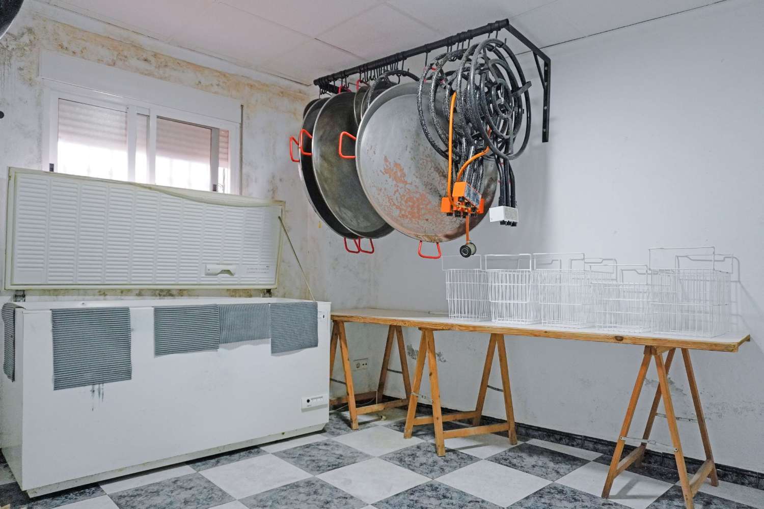 Bar with property for sale in Otos