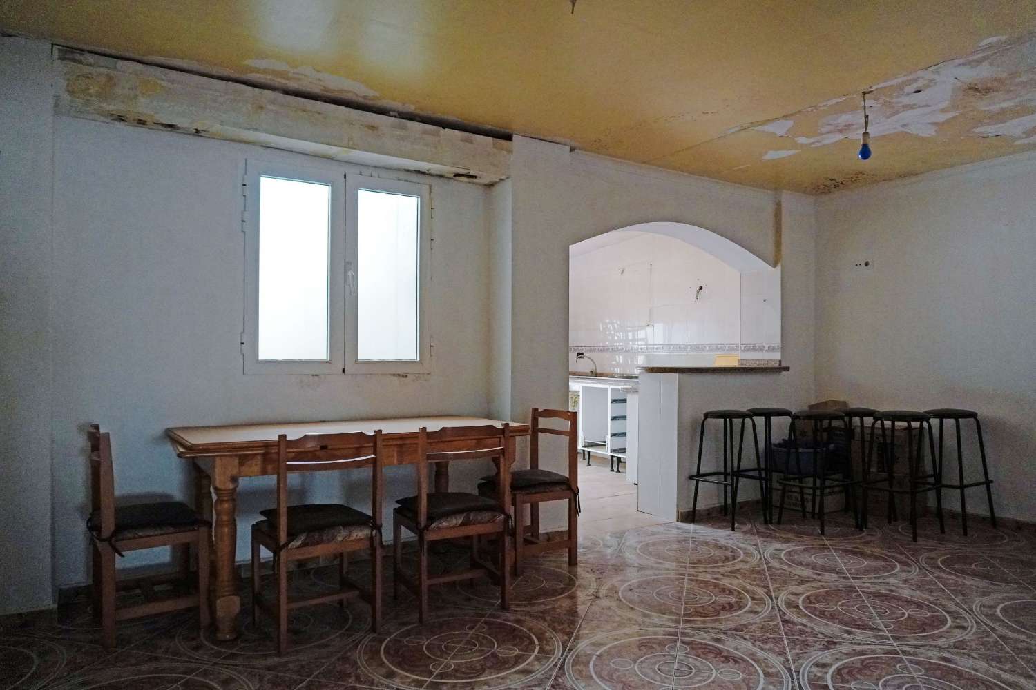 Bar with property for sale in Otos