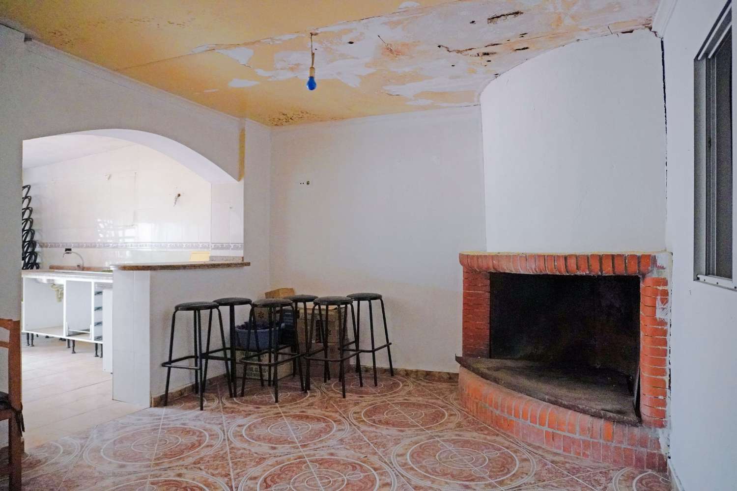 Bar with property for sale in Otos