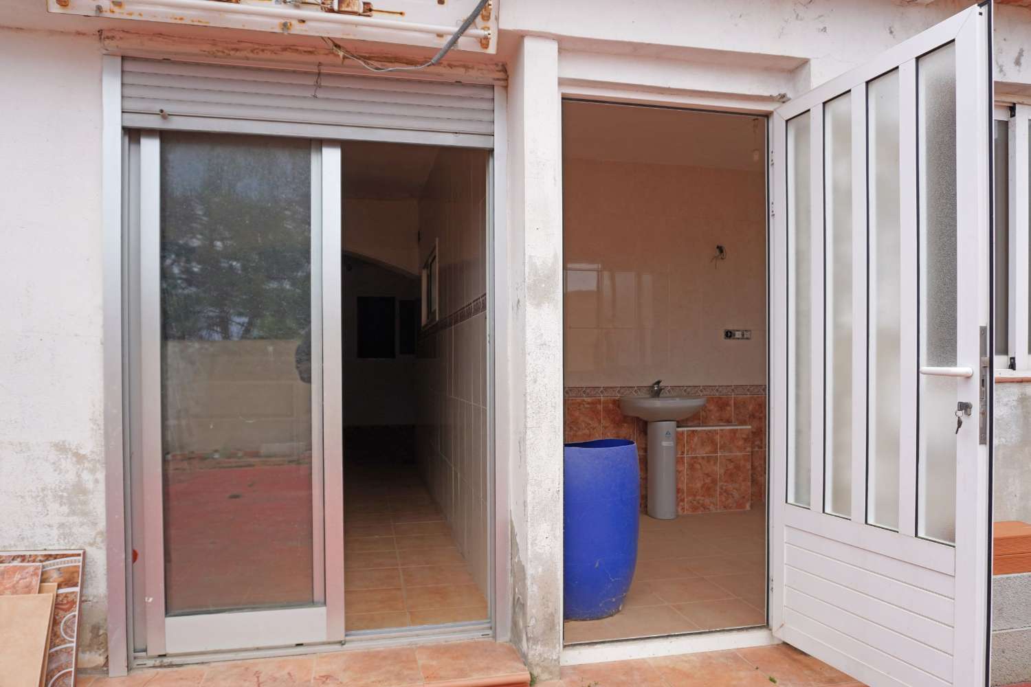 Bar with property for sale in Otos