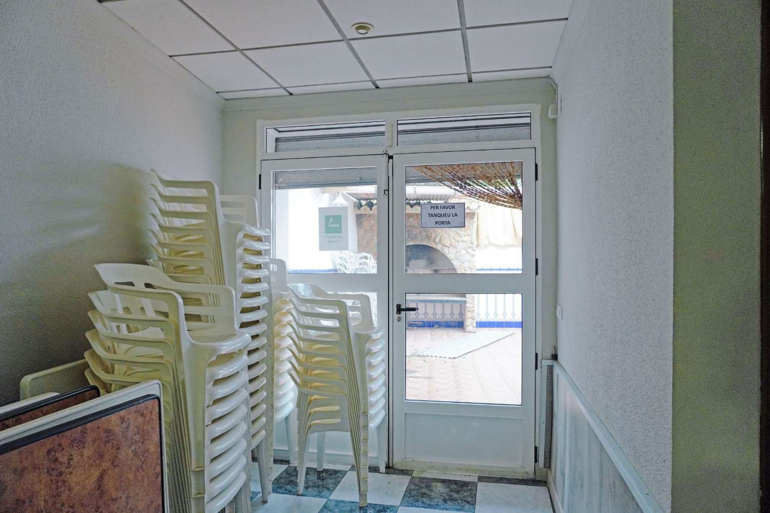 Bar with property for sale in Otos