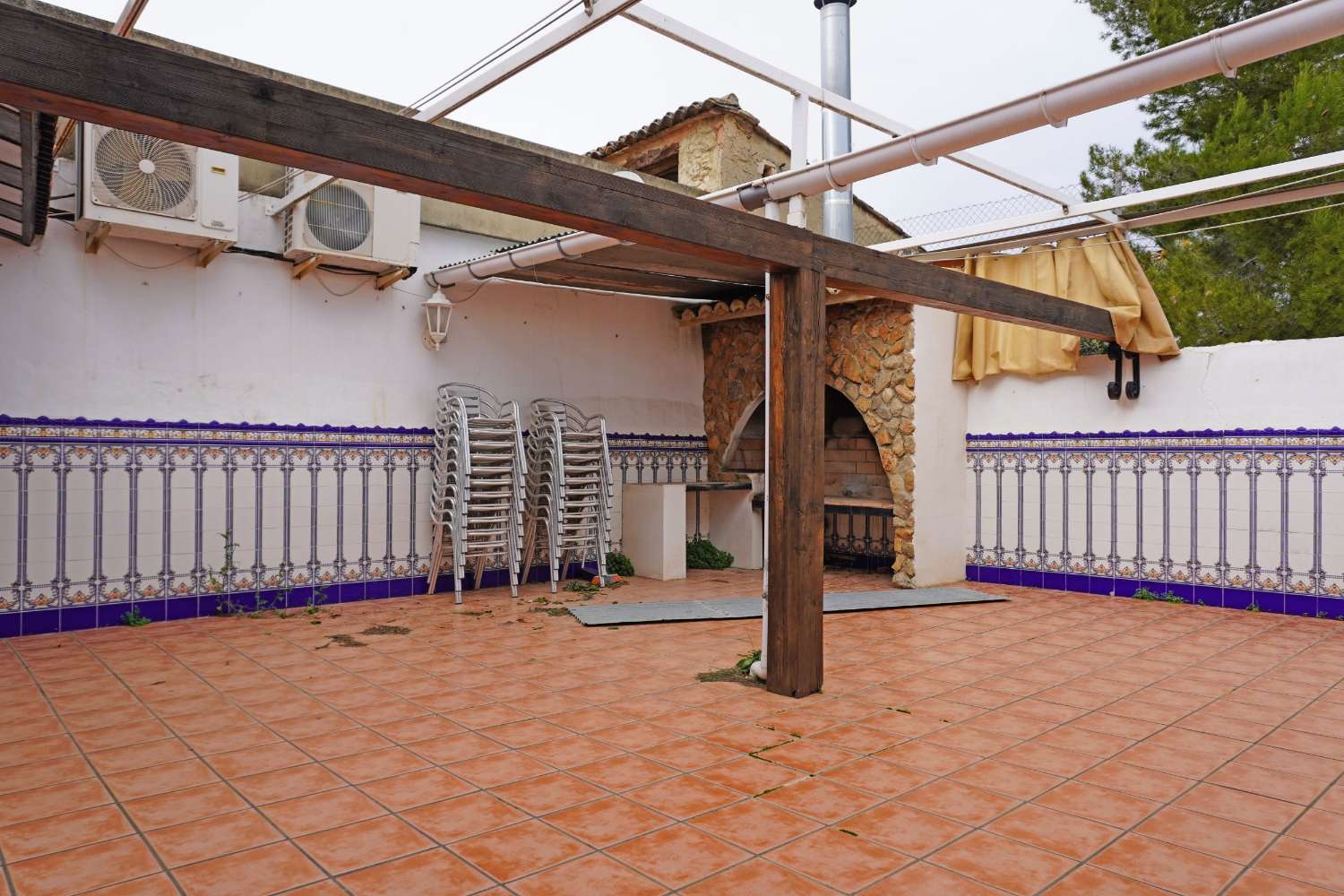 Bar with property for sale in Otos