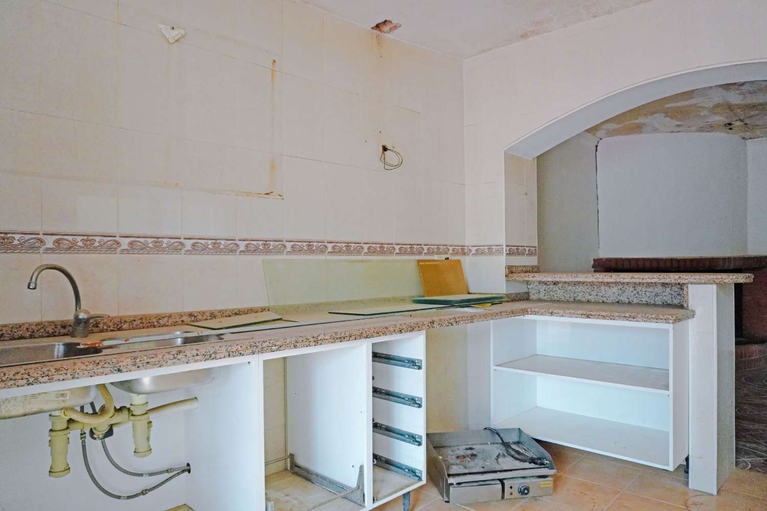 Bar with property for sale in Otos