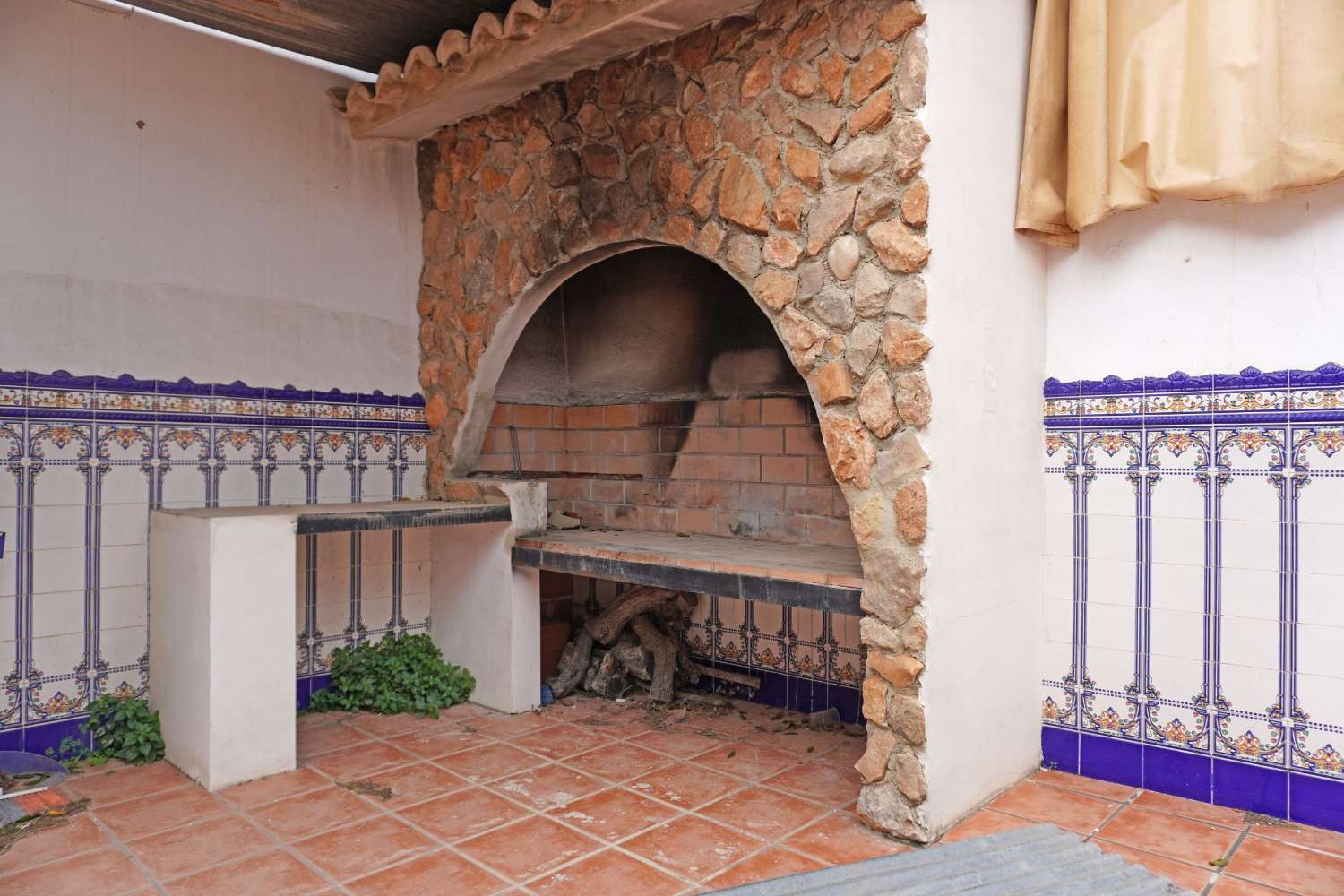 Bar with property for sale in Otos