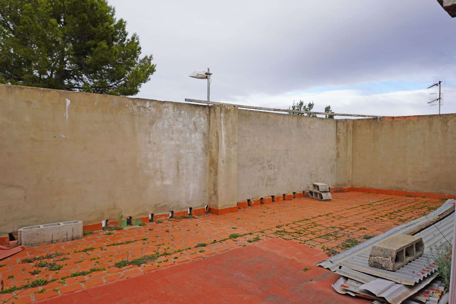 Bar with property for sale in Otos