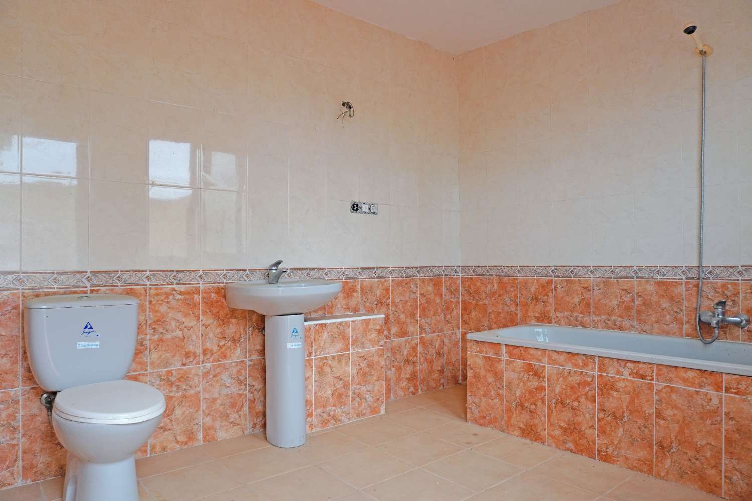 Bar with property for sale in Otos