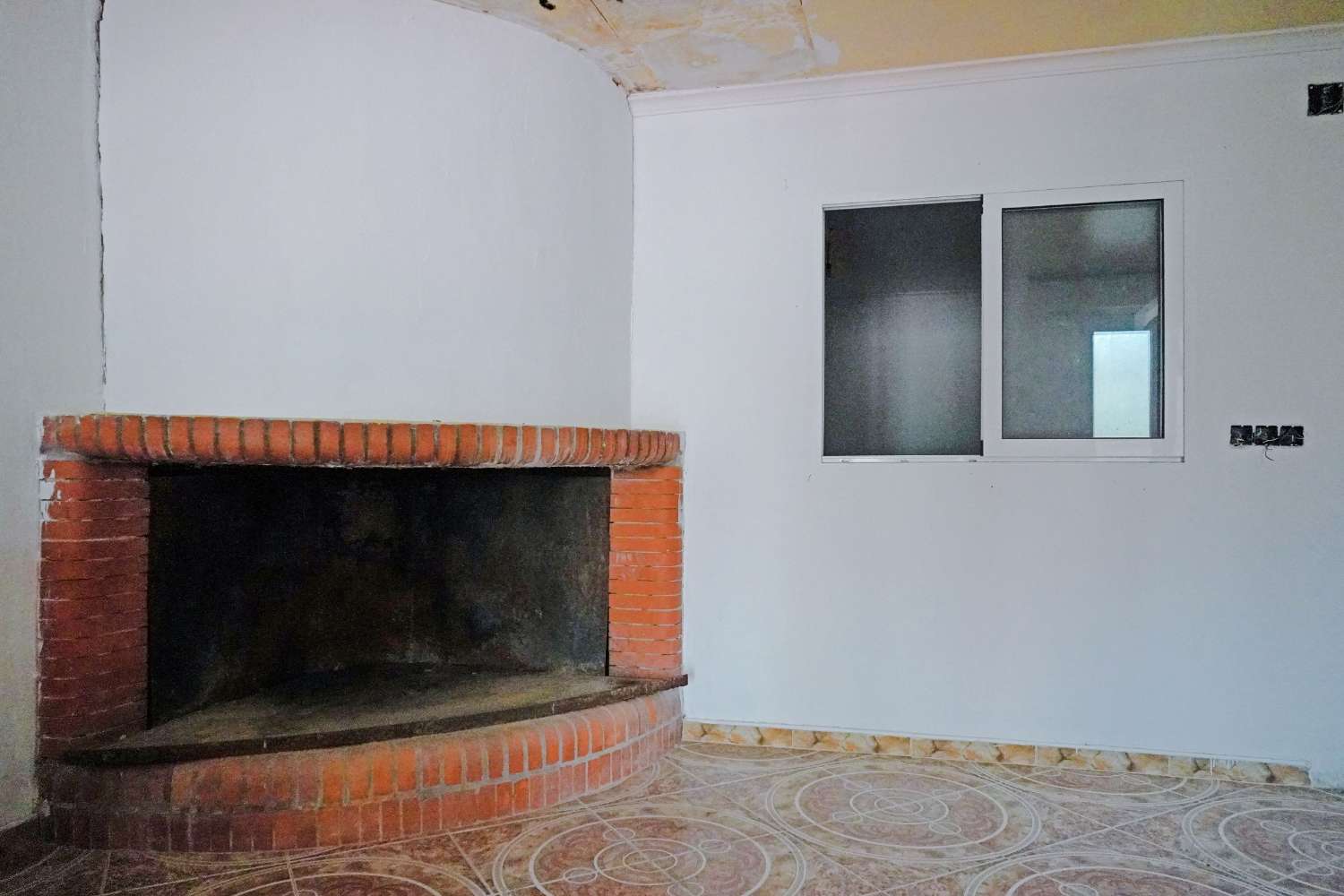 Bar with property for sale in Otos