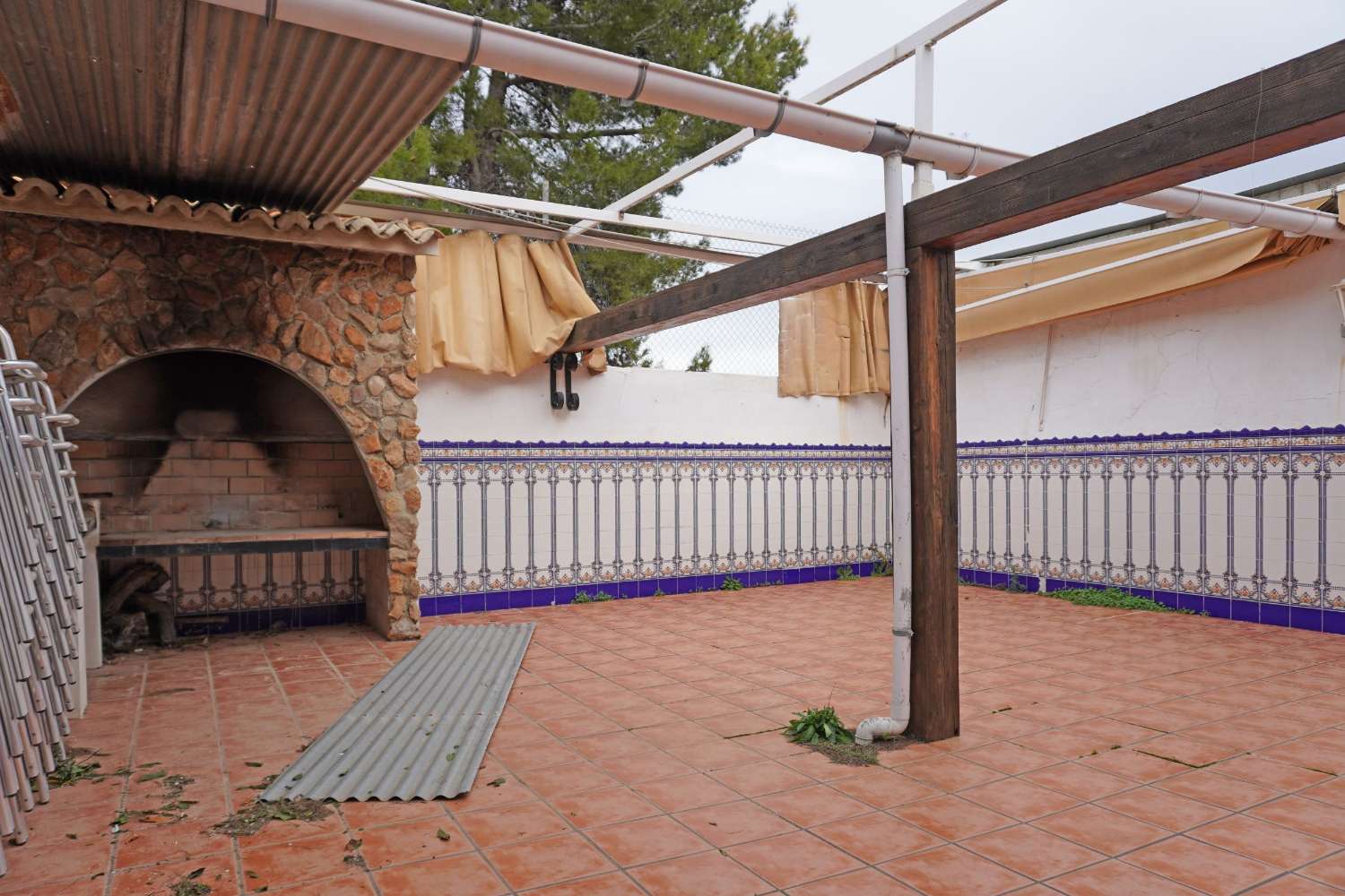 Bar with property for sale in Otos