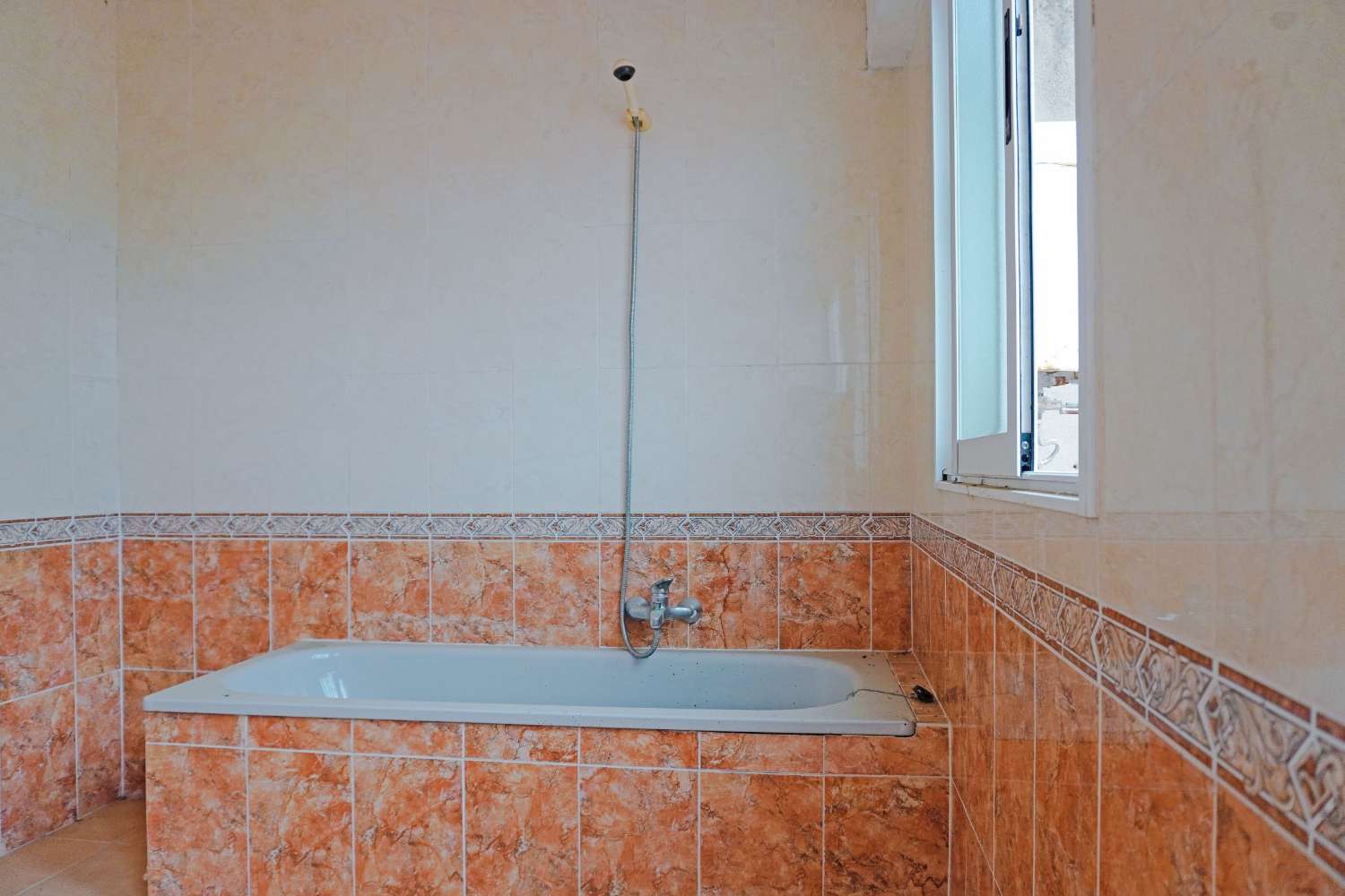 Bar with property for sale in Otos