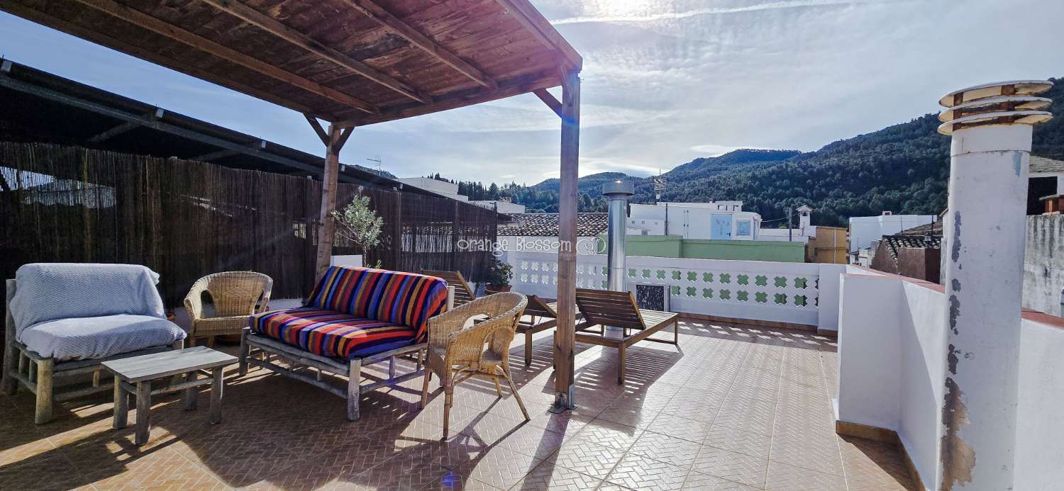 This is a truly charming and beautifully presented home, offering space, character and lifestyle in equal measure.