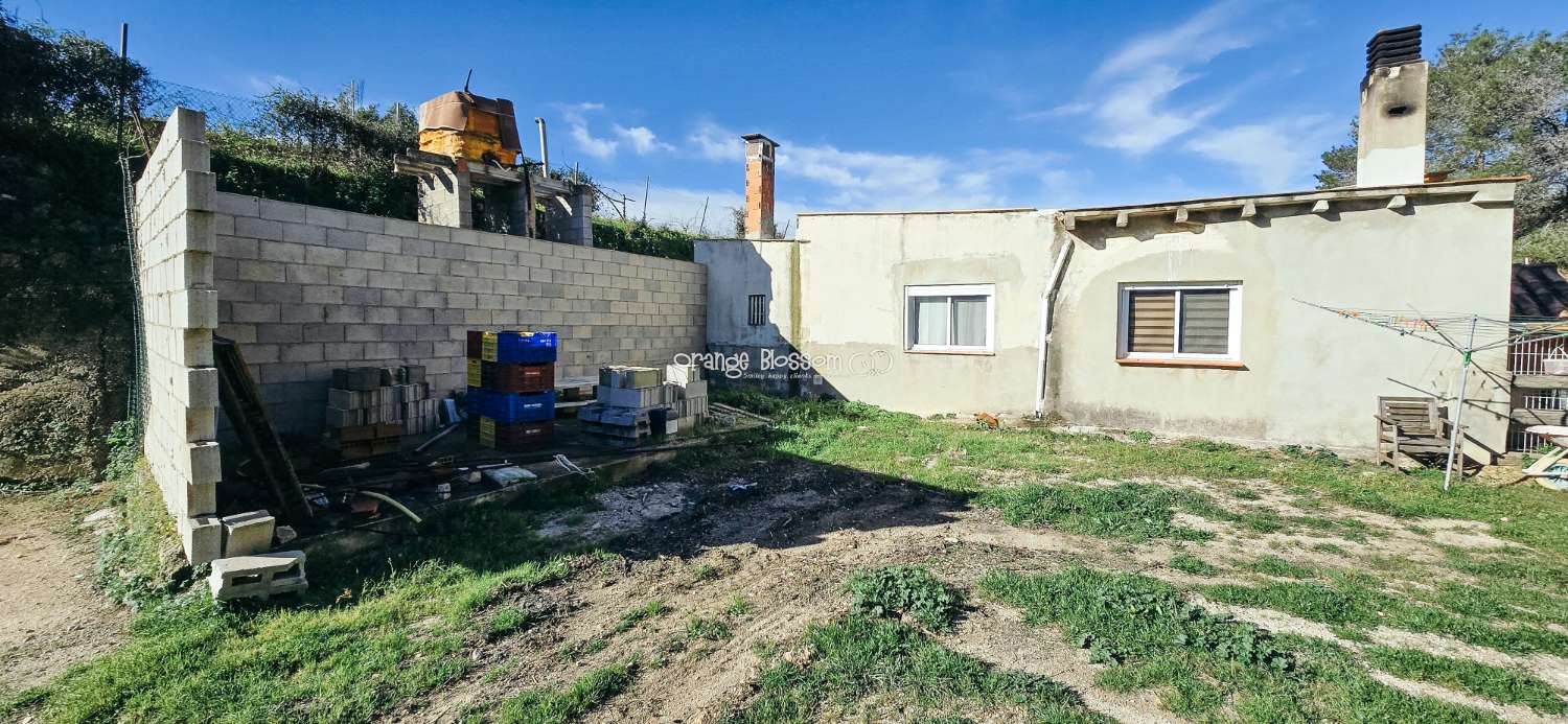 Here we are delighted to present a wonderful opportunity for those seeking space, privacy and the possibility of keeping horses.