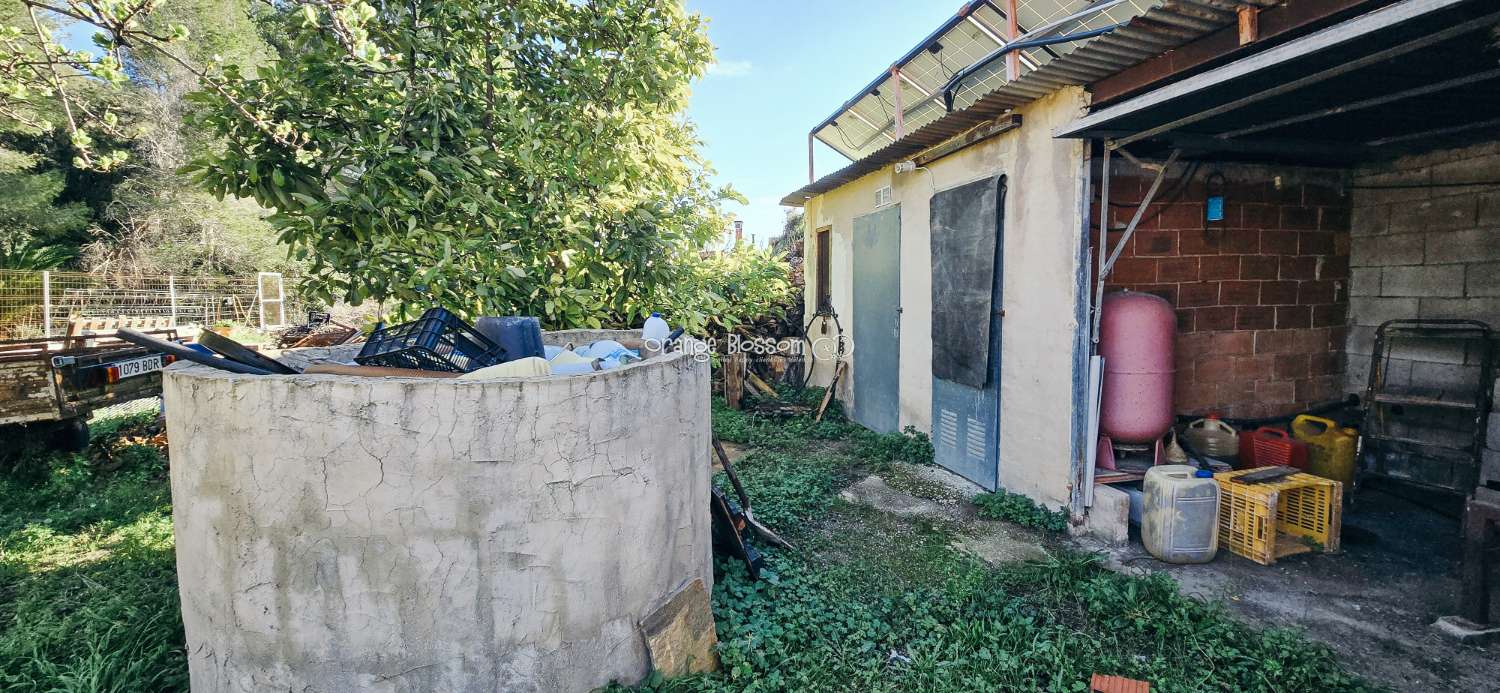 Here we are delighted to present a wonderful opportunity for those seeking space, privacy and the possibility of keeping horses.