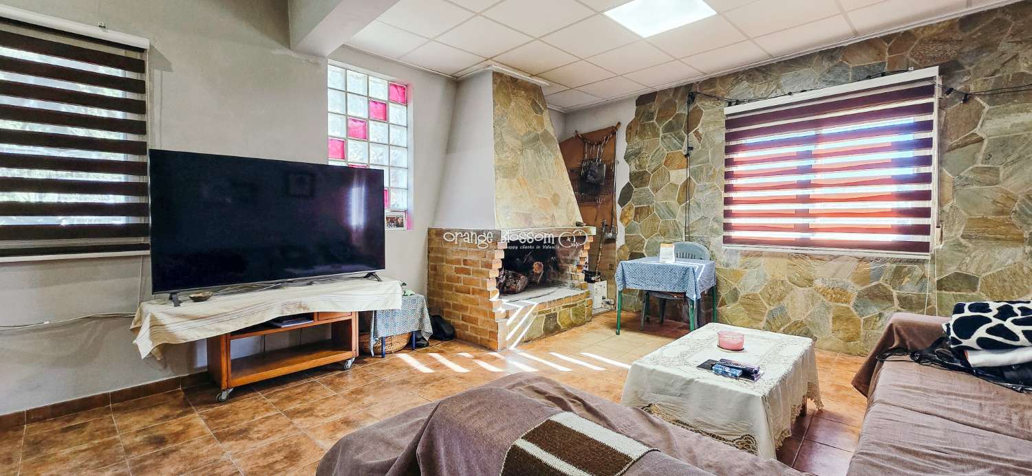 Here we are delighted to present a wonderful opportunity for those seeking space, privacy and the possibility of keeping horses.