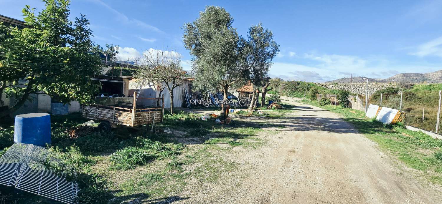 Here we are delighted to present a wonderful opportunity for those seeking space, privacy and the possibility of keeping horses.