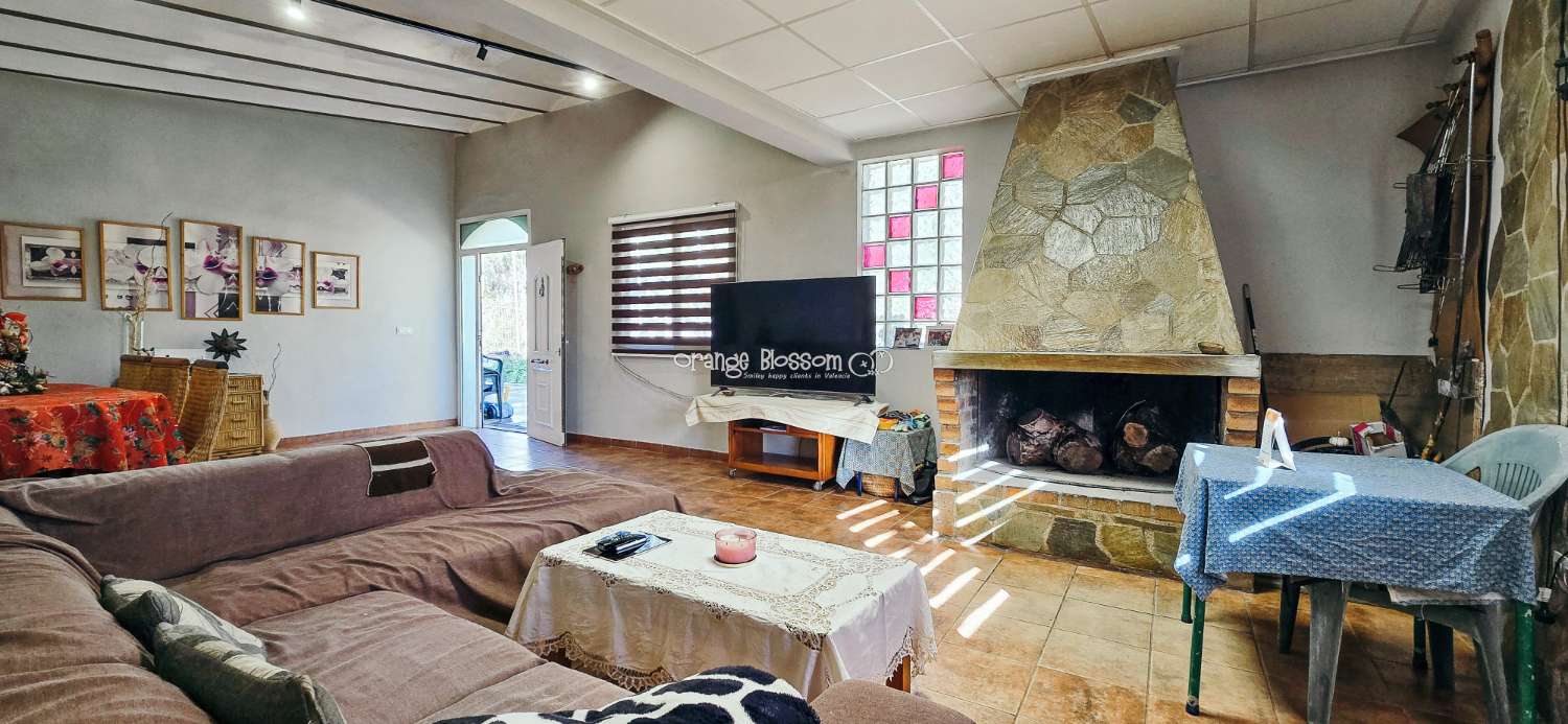 Here we are delighted to present a wonderful opportunity for those seeking space, privacy and the possibility of keeping horses.