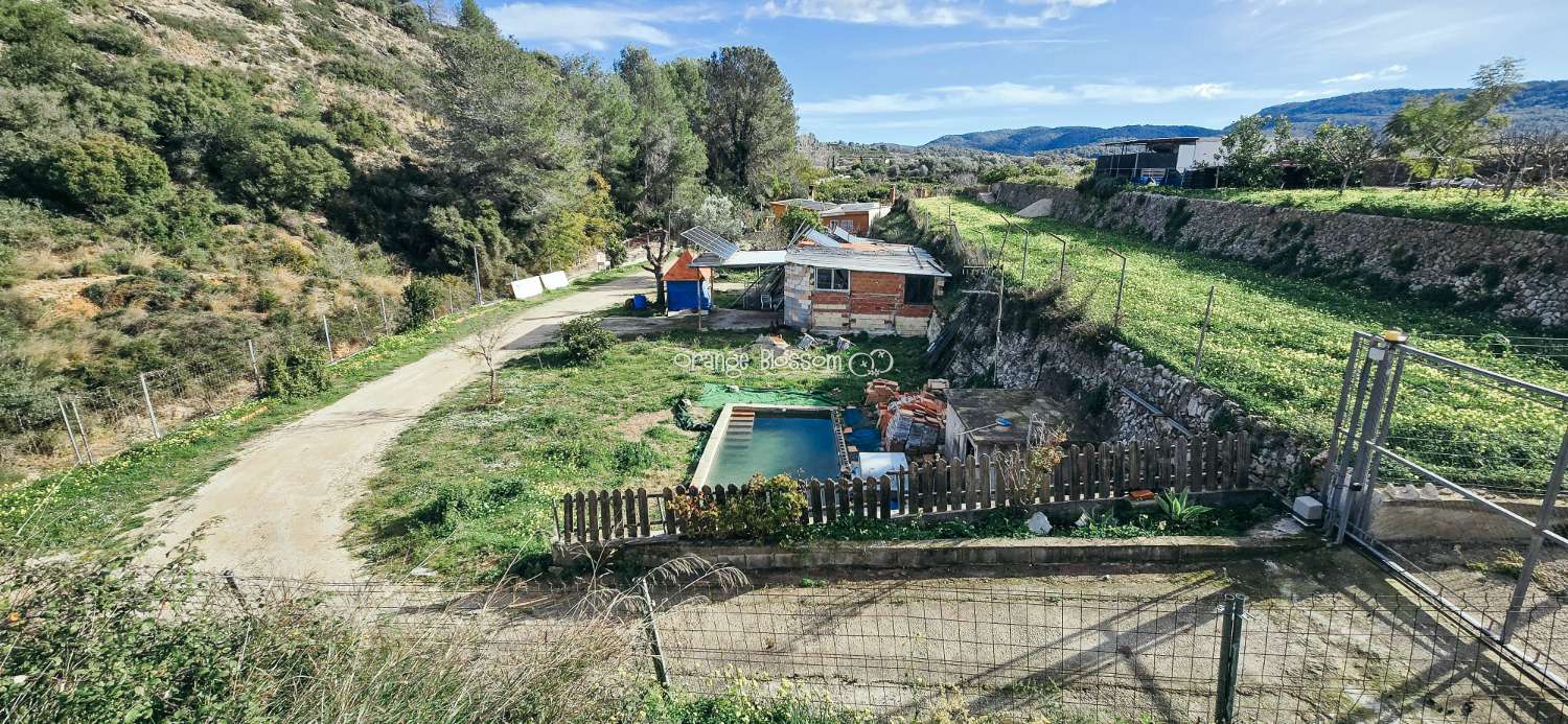 Here we are delighted to present a wonderful opportunity for those seeking space, privacy and the possibility of keeping horses.