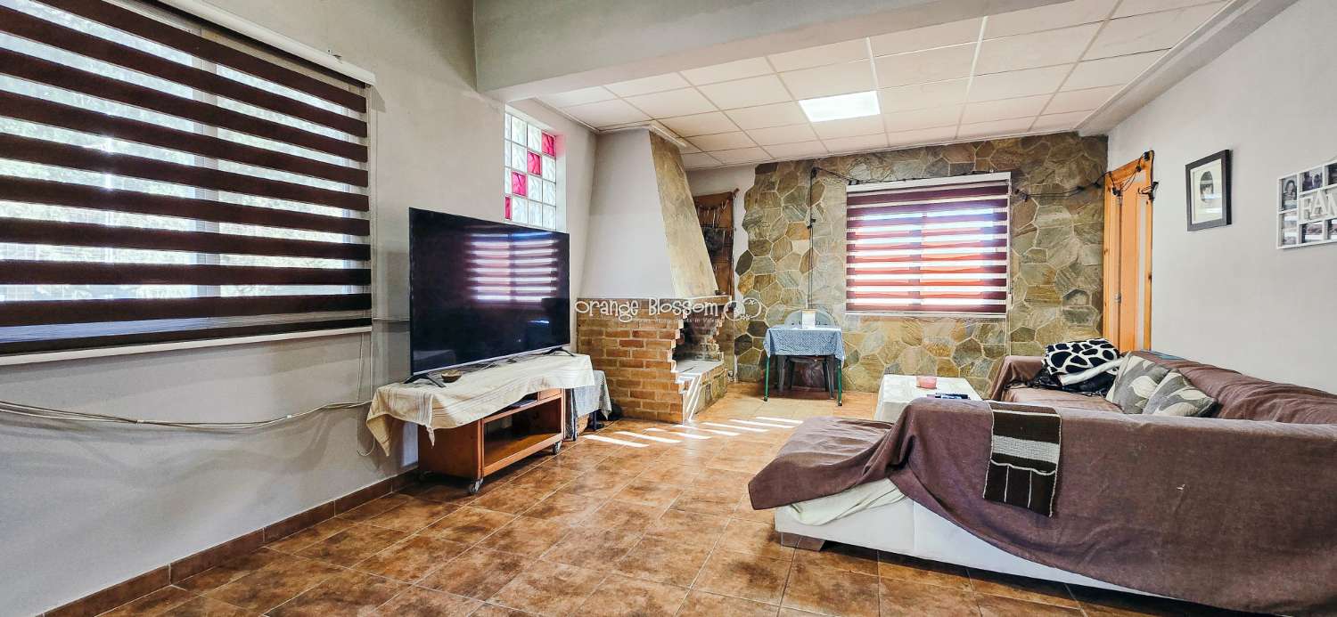 Here we are delighted to present a wonderful opportunity for those seeking space, privacy and the possibility of keeping horses.