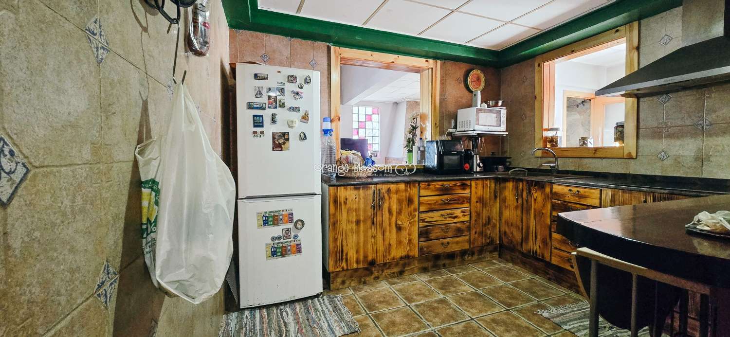 Here we are delighted to present a wonderful opportunity for those seeking space, privacy and the possibility of keeping horses.