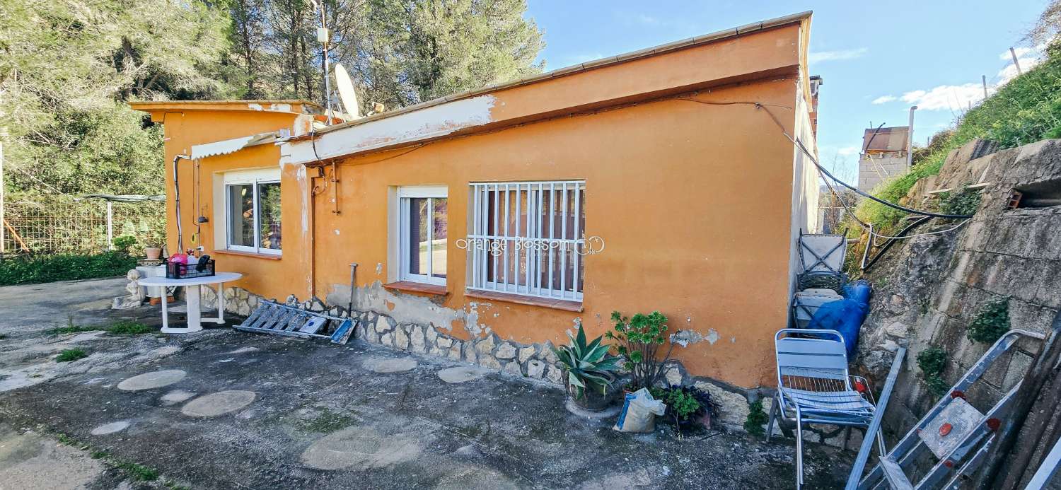 Here we are delighted to present a wonderful opportunity for those seeking space, privacy and the possibility of keeping horses.