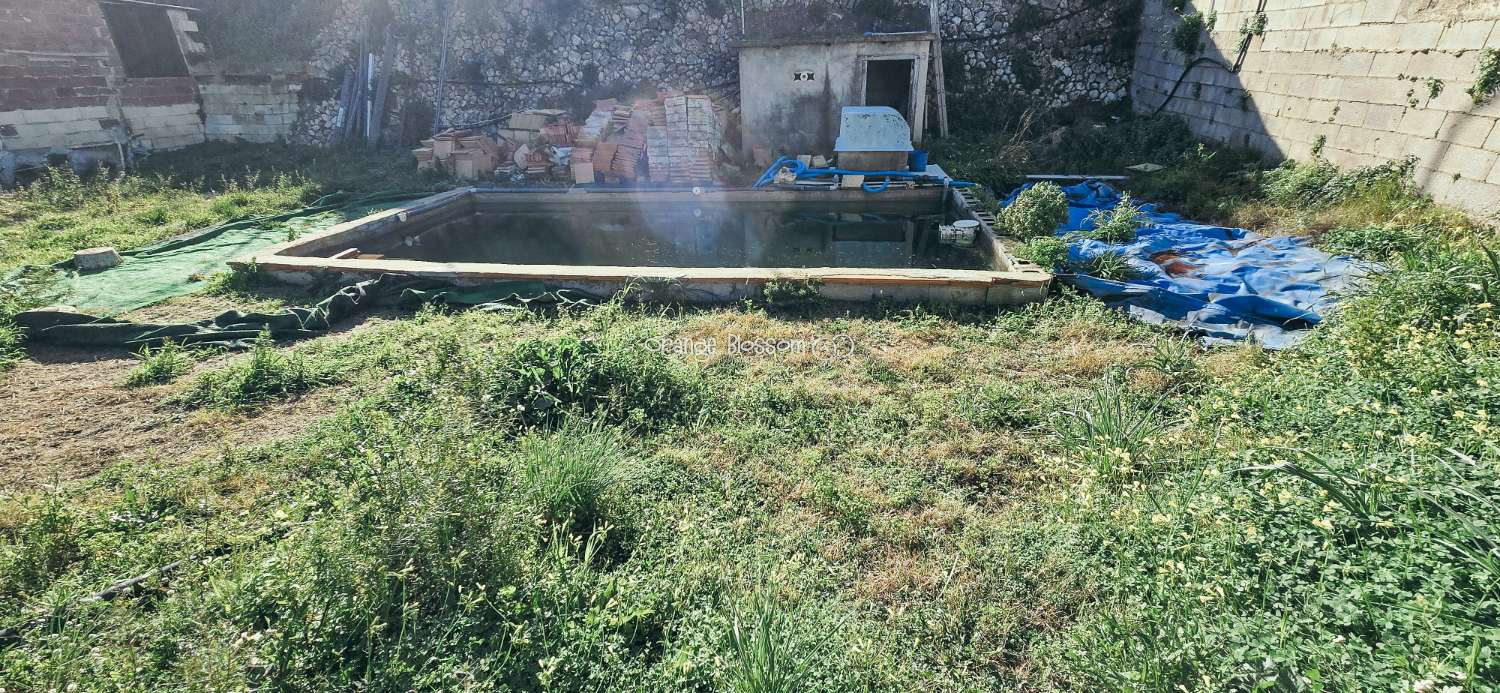 Here we are delighted to present a wonderful opportunity for those seeking space, privacy and the possibility of keeping horses.