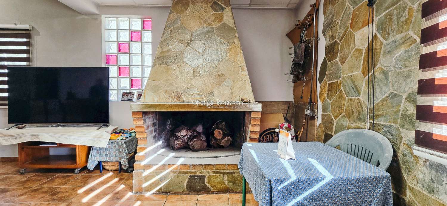 Here we are delighted to present a wonderful opportunity for those seeking space, privacy and the possibility of keeping horses.