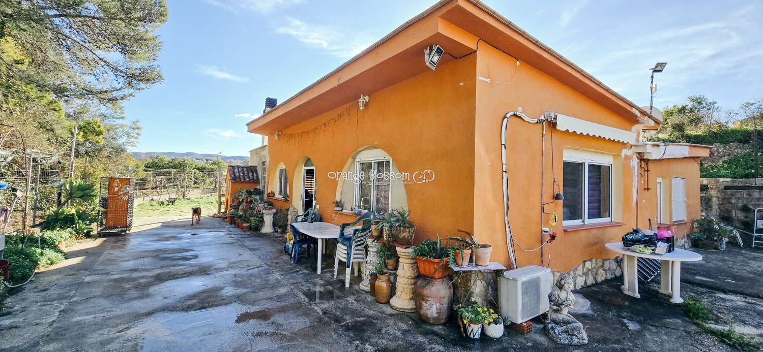 Here we are delighted to present a wonderful opportunity for those seeking space, privacy and the possibility of keeping horses.