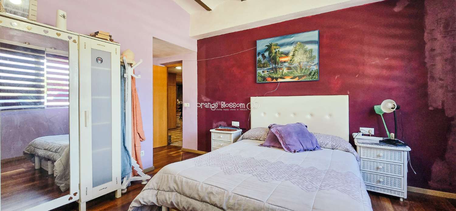 Here we are delighted to present a wonderful opportunity for those seeking space, privacy and the possibility of keeping horses.