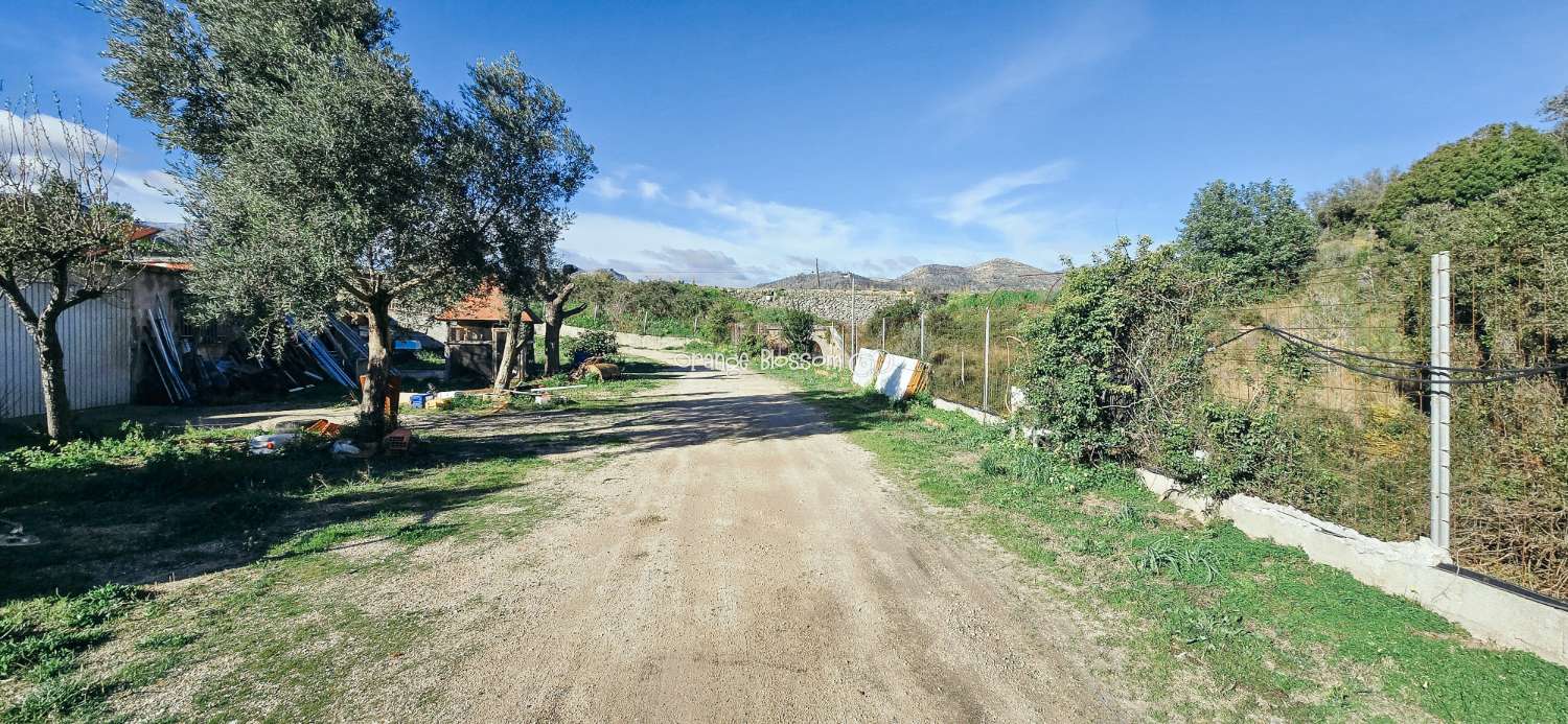 Here we are delighted to present a wonderful opportunity for those seeking space, privacy and the possibility of keeping horses.