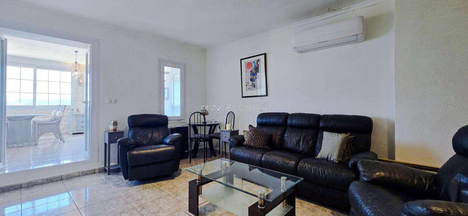 This charming town house oﬀers several unique features that are rarely found in traditional village properties.