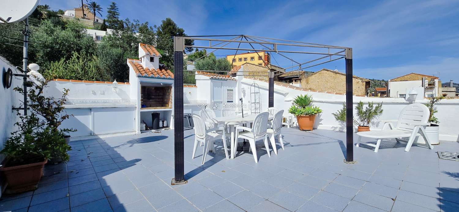 This charming town house oﬀers several unique features that are rarely found in traditional village properties.