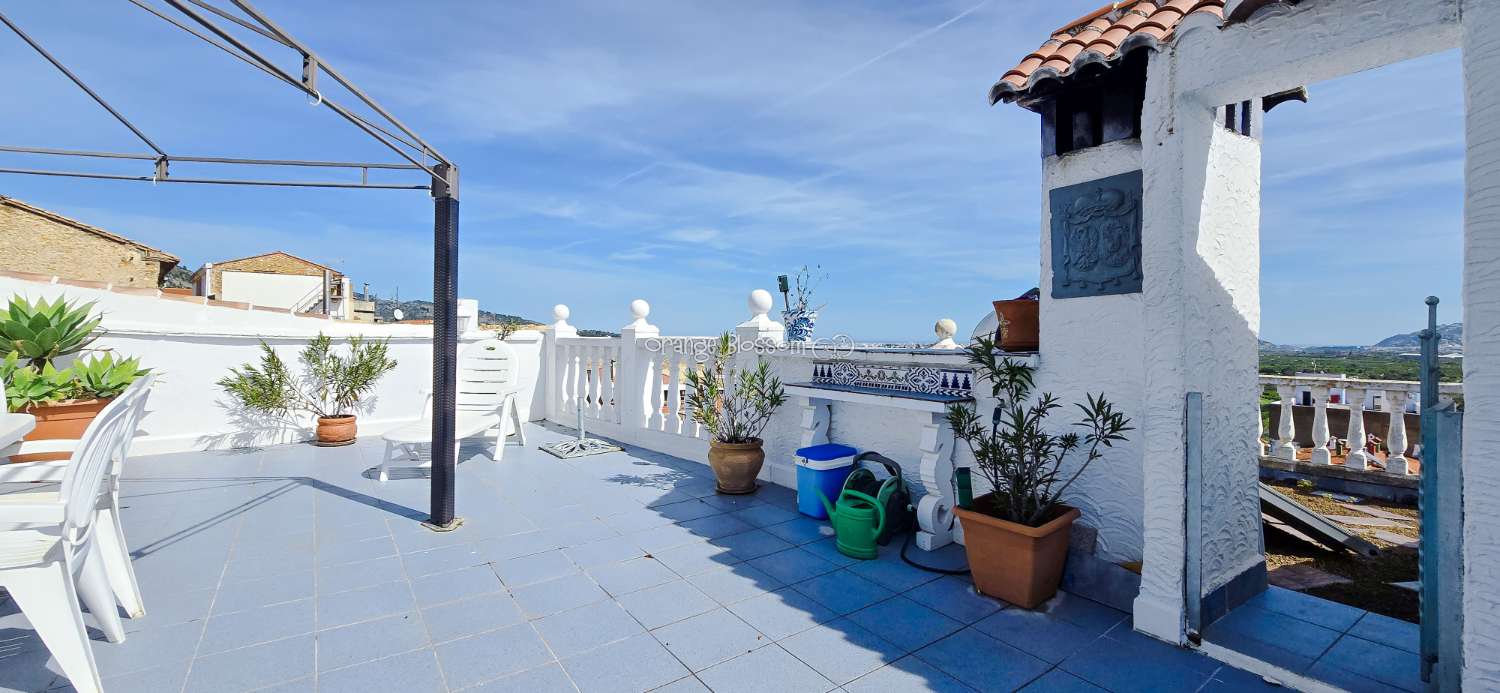 This charming town house oﬀers several unique features that are rarely found in traditional village properties.