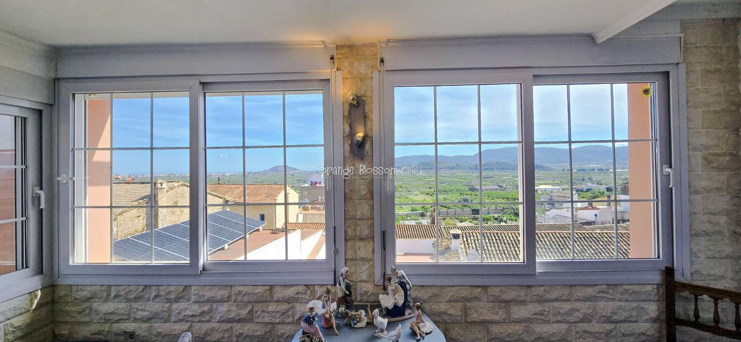 This charming town house oﬀers several unique features that are rarely found in traditional village properties.