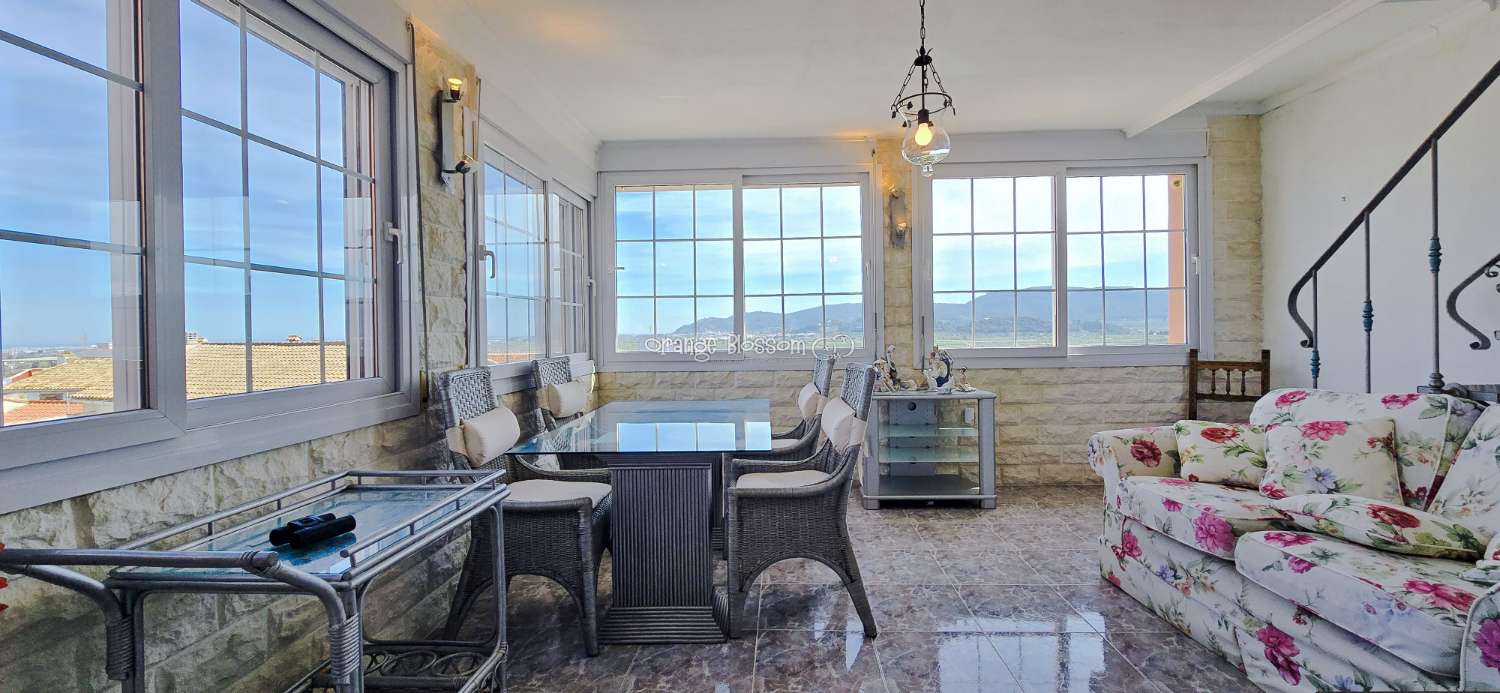 This charming town house oﬀers several unique features that are rarely found in traditional village properties.