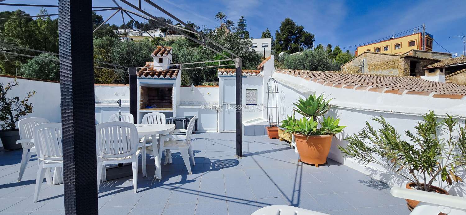 This charming town house oﬀers several unique features that are rarely found in traditional village properties.