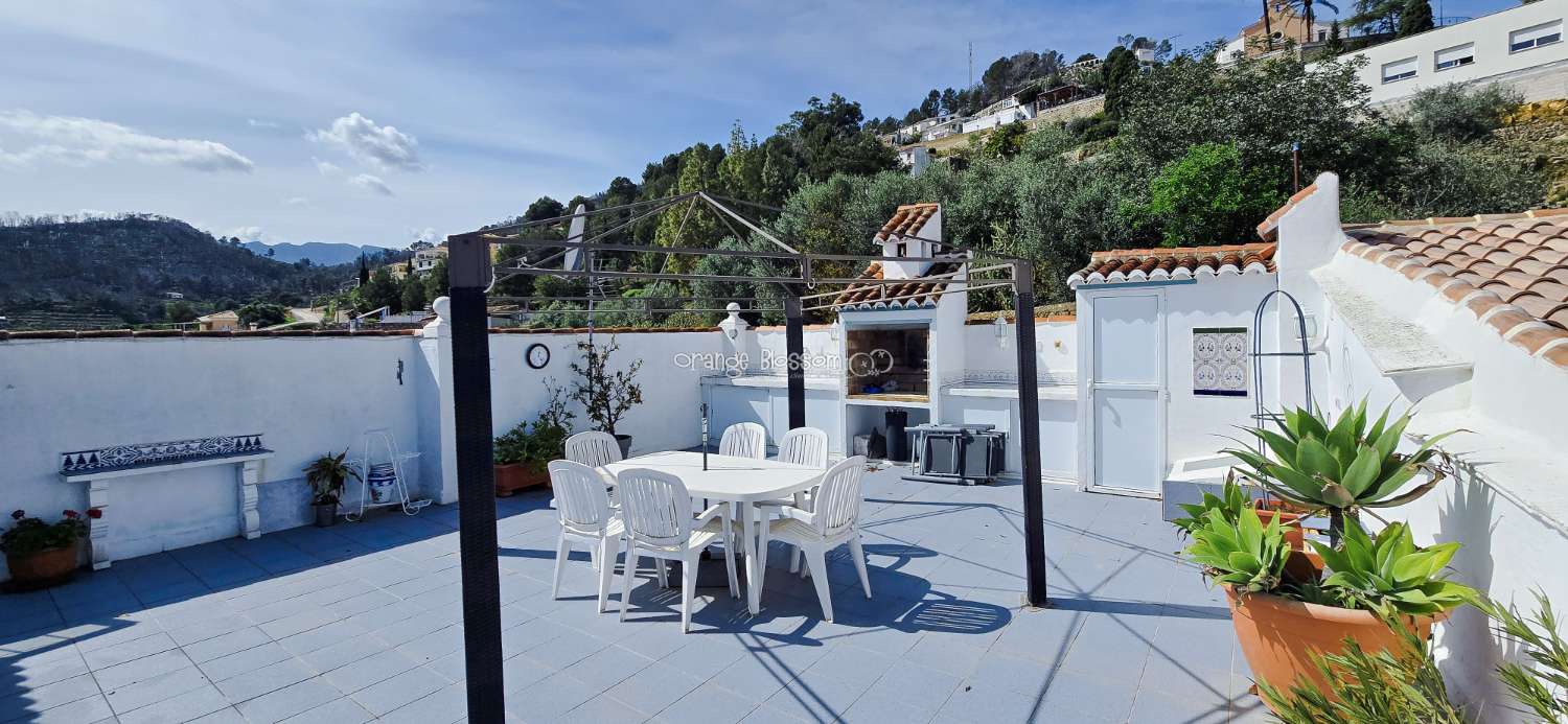 This charming town house oﬀers several unique features that are rarely found in traditional village properties.