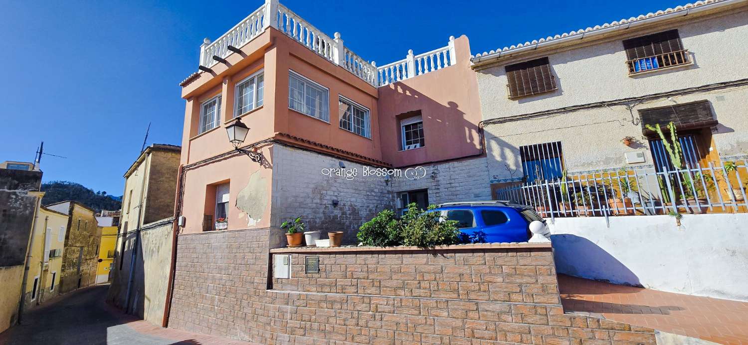 This charming town house oﬀers several unique features that are rarely found in traditional village properties.