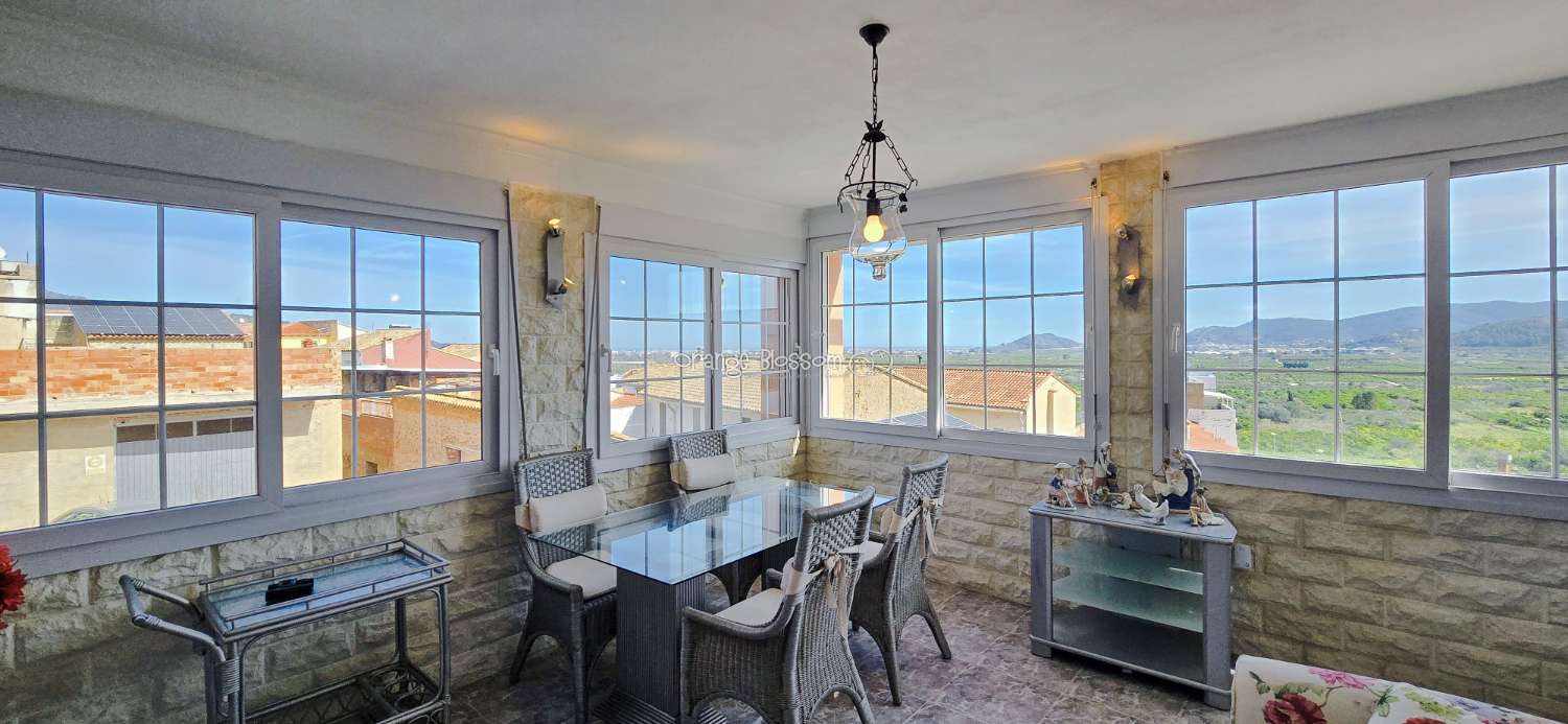 This charming town house oﬀers several unique features that are rarely found in traditional village properties.