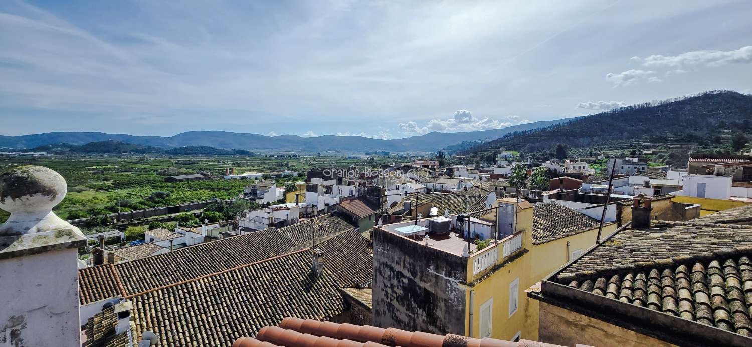 This charming town house oﬀers several unique features that are rarely found in traditional village properties.