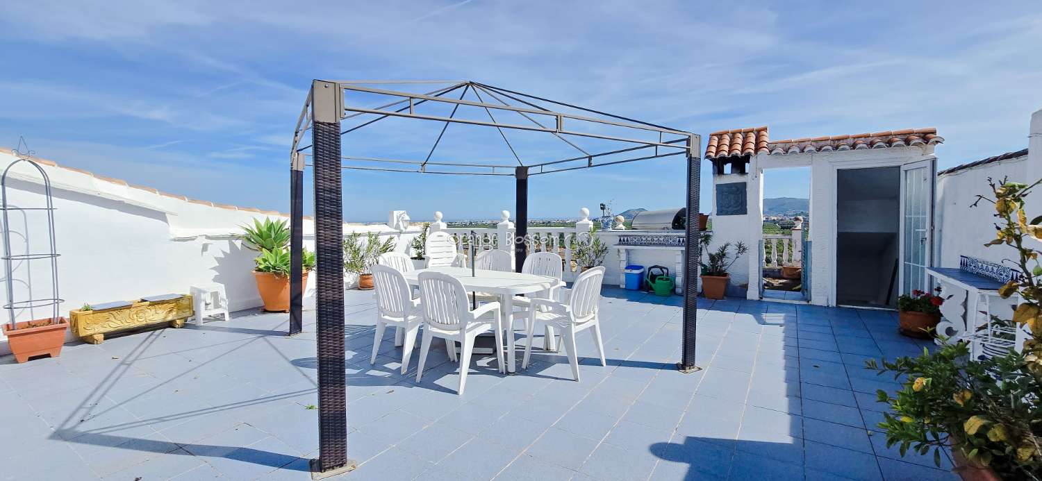 This charming town house oﬀers several unique features that are rarely found in traditional village properties.